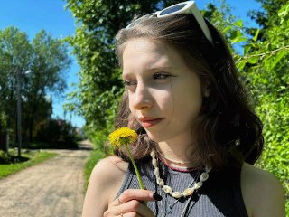Spontaneous Encounter with a Ukrainian Schoolgirl Leads to Passionate Street Sex